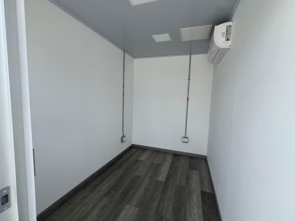 Oficina Modular: Acabado Pulcro y Plomos