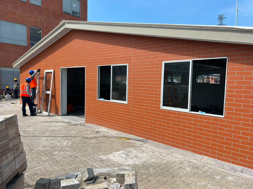 Fase 2: Acabado Rojo Terracota y Ventanería